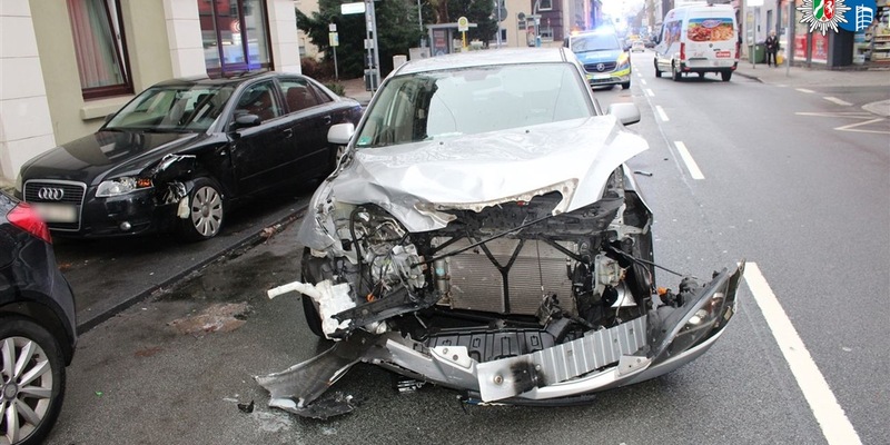 POL-OB: Zwei Verletzte und Totalschaden nach Kreuzungsunfall - Foto: presseportal.de