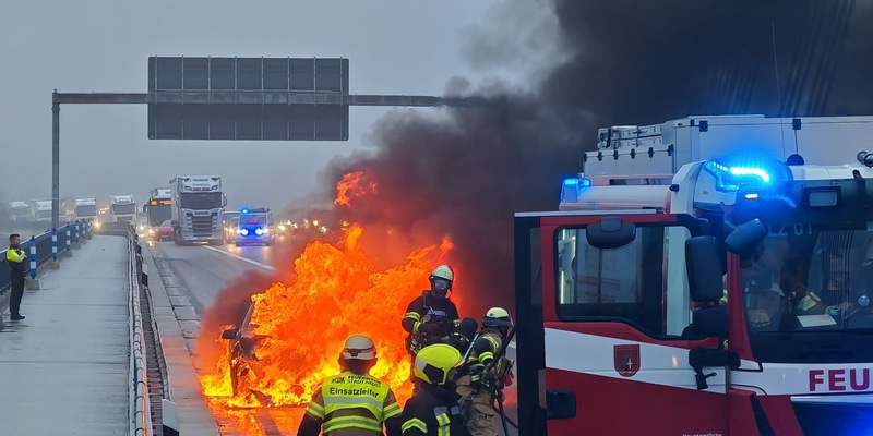 FW-NE: Pkw-Brand auf der Fleher Brücke | Keine Verletzten - Foto: presseportal.de