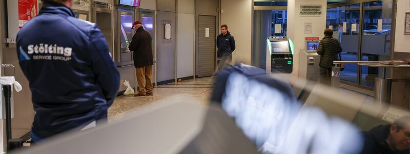 Die Filiale selbst bleibt zunächst weiter geschlossen. - Foto: Christoph Reichwein/dpa