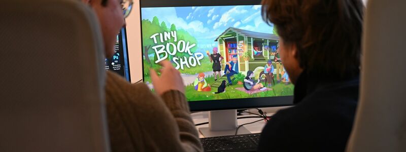 Die Computerspiele-Entwickler David Zapfe-Wildemann und Raven Rusch vom Kölner Independent-Studio Neoludic, das 2021 gegründet wurde und mit «Tiny Bookshop» einen großen Erfolg feierte. (Archivbild) - Foto: Wolf von Dewitz/dpa