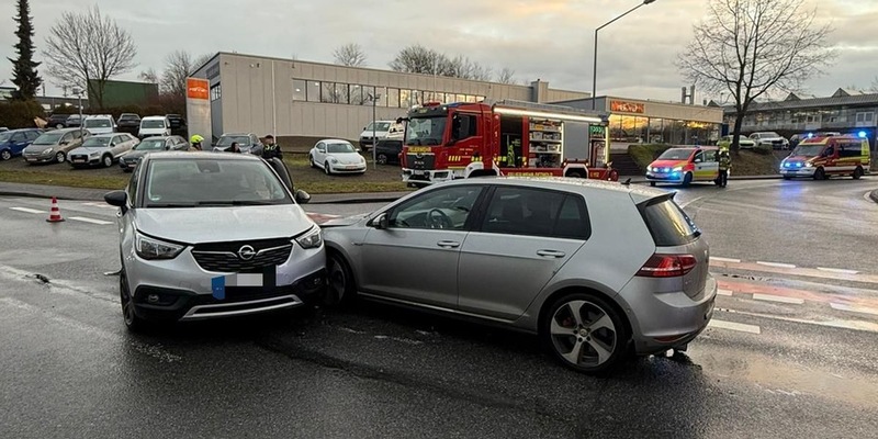 FW-DT: Verkehrsunfall mit gemeldeter eingeklemmter Person - Foto: presseportal.de
