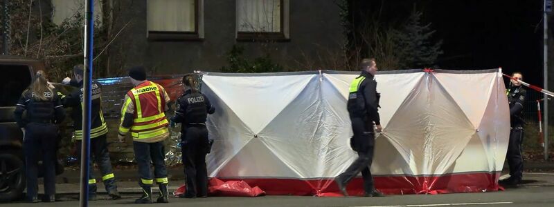 Die Polizei hat einen Sichtschutz aufgebaut.  - Foto: Justin Brosch/dpa