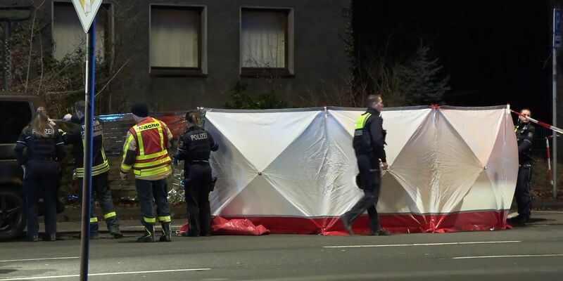 Die Polizei hat einen Sichtschutz aufgebaut.  - Foto: Justin Brosch/dpa