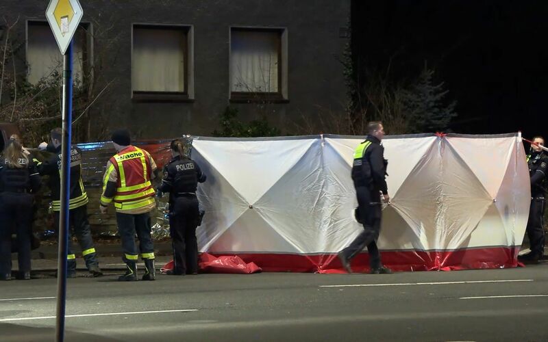 Die Polizei hat einen Sichtschutz aufgebaut.  - Foto: Justin Brosch/dpa
