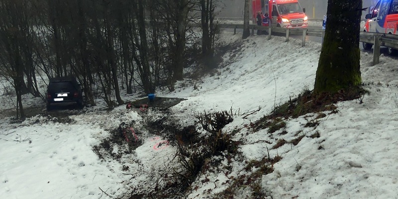 POL-GM: 21-jähriger Autofahrer kommt von der Straße ab - Foto: presseportal.de