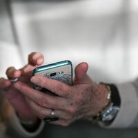 Smartphone? Auch für die allermeisten älteren Leute unverzichtbarer Alltagsbegleiter. (Symbolbild) - Foto: Jens Kalaene/dpa-Zentralbild/dpa