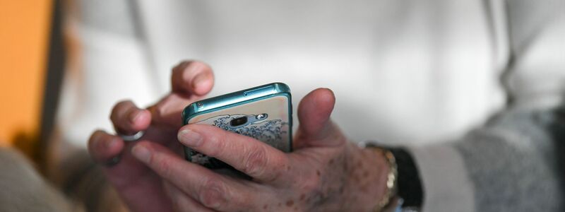 Smartphone? Auch für die allermeisten älteren Leute unverzichtbarer Alltagsbegleiter. (Symbolbild) - Foto: Jens Kalaene/dpa-Zentralbild/dpa