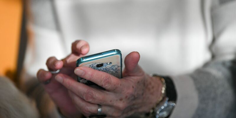 Smartphone? Auch für die allermeisten älteren Leute unverzichtbarer Alltagsbegleiter. (Symbolbild) - Foto: Jens Kalaene/dpa-Zentralbild/dpa