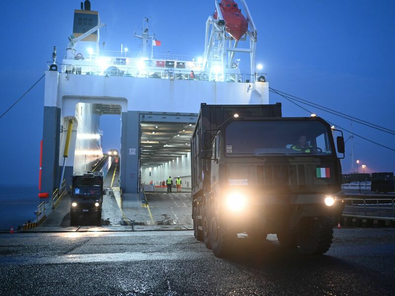 Erste Militärfahrzeuge sind in Emden angekommen.  - Foto: Lars Penning/dpa