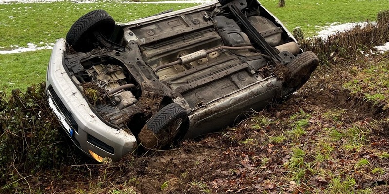 POL-MI: Pkw landet auf dem Dach - Foto: presseportal.de