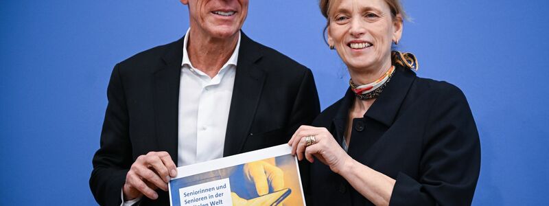 Ministerin Prien sieht das Internet auch als Mittel gegen Einsamkeit bei Älteren. - Foto: Britta Pedersen/dpa