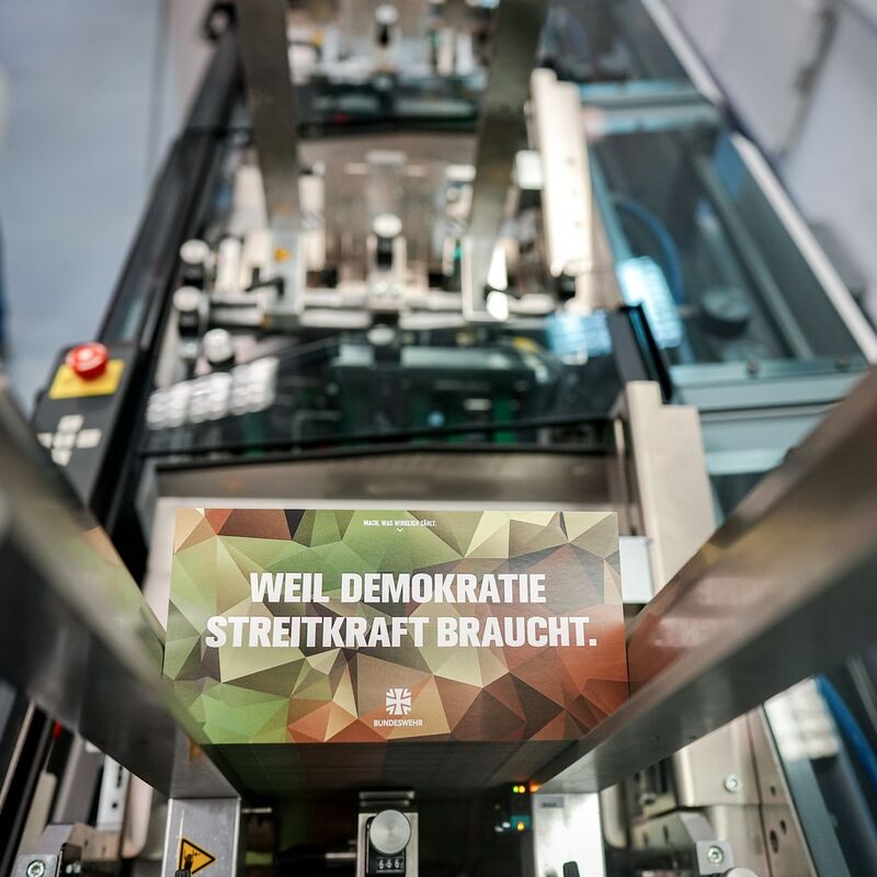 Wer 18 wird, bekommt von nun an den Fragebogen der Bundeswehr zugeschickt. - Foto: Kay Nietfeld/dpa