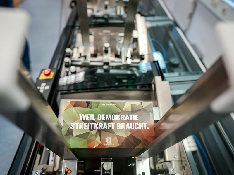 Wer 18 wird, bekommt von nun an den Fragebogen der Bundeswehr zugeschickt. - Foto: Kay Nietfeld/dpa