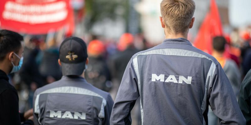 Beim Bus- und Lastwagenhersteller MAN gibt es eine Einigung zum geplanten Stellenabbau.  - Foto: Daniel Karmann/dpa