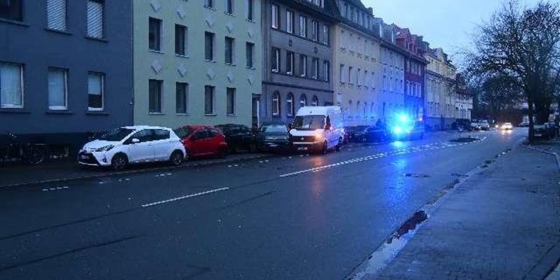 POL-OS: Osnabrück/Schölerberg: Teekanne während der Fahrt umgefallen - Crafterfahrer beschädigt ein halbes Dutzend Autos - Foto: presseportal.de