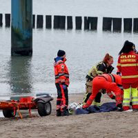 Ein Rettungsboot der DLRG war bei der Suche nach dem Winterbader im Einsatz. - Foto: Bernd Wüstneck/dpa