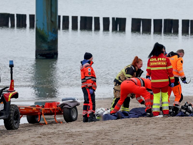 Ein Rettungsboot der DLRG war bei der Suche nach dem Winterbader im Einsatz. - Foto: Bernd Wüstneck/dpa