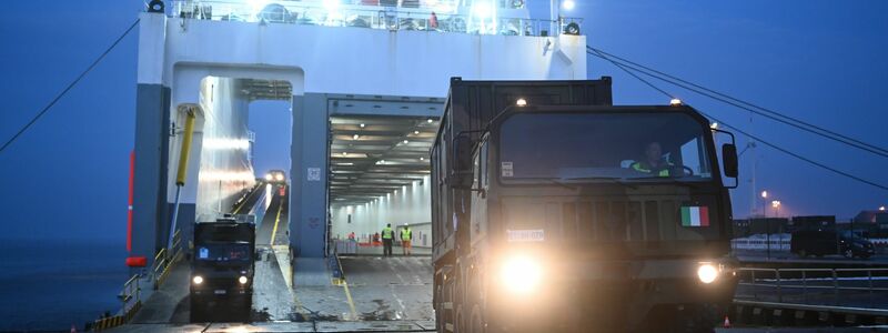 Erste Militärfahrzeuge sind in Emden angekommen. - Foto: Lars Penning/dpa