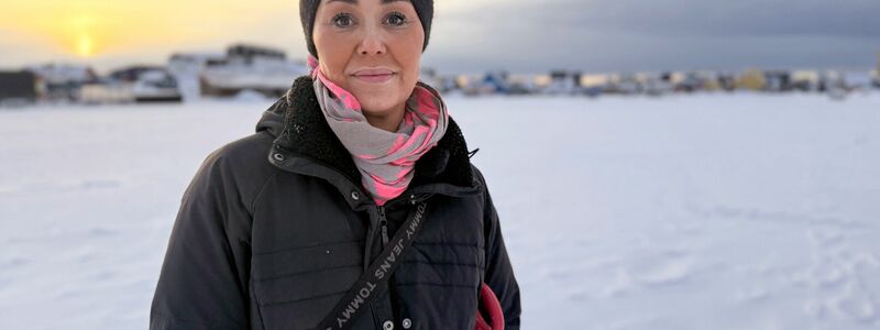 Der Grönländer Thoe Noahsen (l) steht jeden Tag an seinem Verkaufsstand in der Innenstadt. Mit Hansine Broberg Geisler (r) tauscht er sich auch über Trumps Drohungen aus. «Der Idiot», nennt Geisler ihn nur.  - Foto: Julia Wäschenbach/dpa
