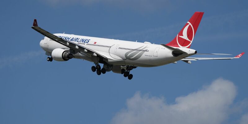 Eine Maschine von Turkish Airlines musste in Barcelona wegen einer Gefahr an Bord notlanden. (Archiv-Bild) - Foto: Soeren Stache/dpa