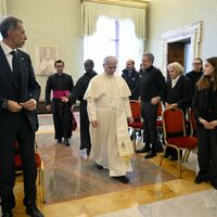 Papst Leo XIV. spricht Angehörigen von Crans-Montana-Opfern Trost zu. - Foto: Vatican Media/IPA via ZUMA Press/dpa
