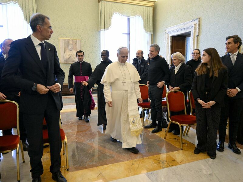 Papst Leo XIV. spricht Angehörigen von Crans-Montana-Opfern Trost zu. - Foto: Vatican Media/IPA via ZUMA Press/dpa