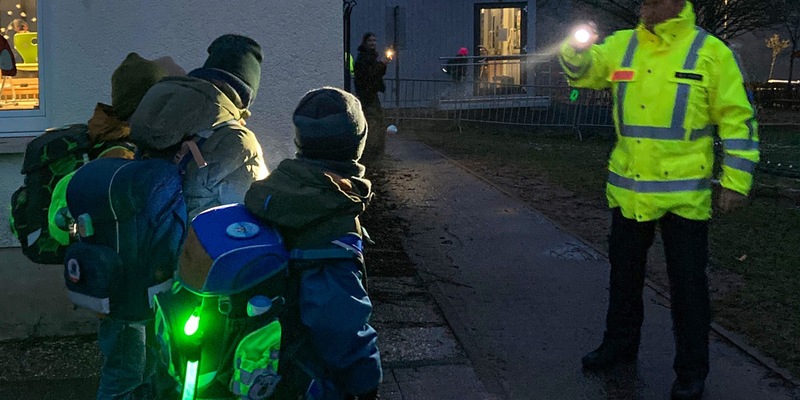 Mittelhessen: MARBURG-BIEDENKOPF: Aktion Glühwürmchen - Sicher zur Schule in der dunklen Jahreszeit - Foto: presseportal.de