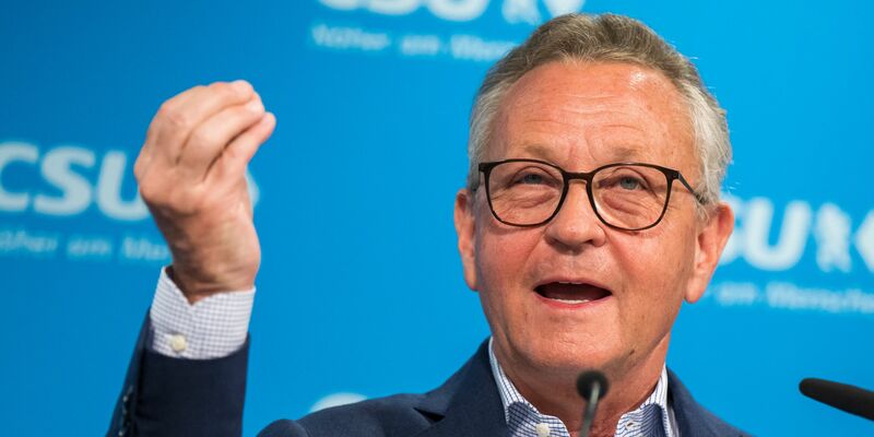 Der frühere Baywa-Chef Klaus Josef Lutz auf einer CSU-Veranstaltung im Jahr 2022. Lutz hat bislang sämtliche Vorwürfe im Zusammenhang mit der Schieflage der Baywa zurückgewiesen. (Archiv) - Foto: Peter Kneffel/dpa