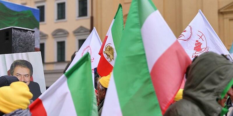 Iran-Fahnen (Archiv) - Foto: via dts Nachrichtenagentur