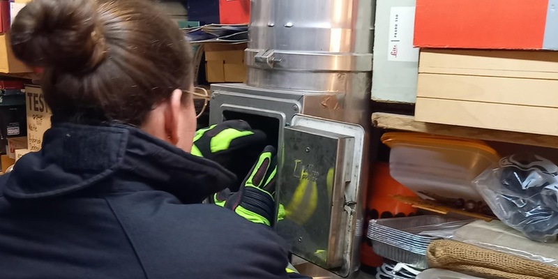 FW-EN: Ungewöhnlicher Feuerwehreinsatz: Kauz aus Kaminzug in der Straße Am Langenkamp gerettet - Foto: presseportal.de