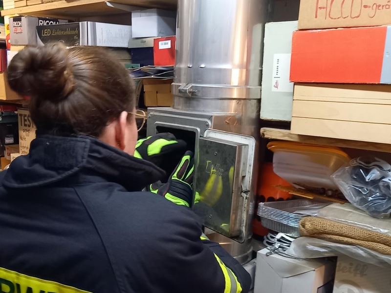 FW-EN: Ungewöhnlicher Feuerwehreinsatz: Kauz aus Kaminzug in der Straße Am Langenkamp gerettet - Foto: presseportal.de