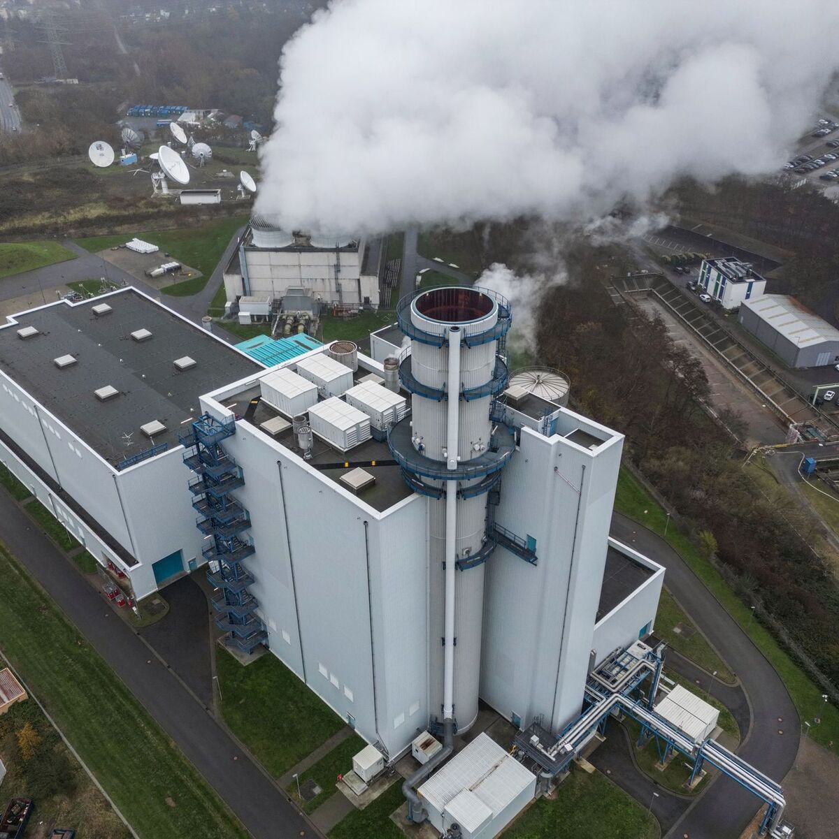 Dampf steigt aus der Kühlung eines Gaskraftwerkes in Hürth. (Archivbild)  - Foto: Oliver Berg/dpa