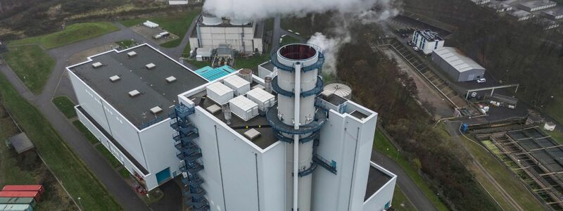 Dampf steigt aus der Kühlung eines Gaskraftwerkes in Hürth. (Archivbild)  - Foto: Oliver Berg/dpa