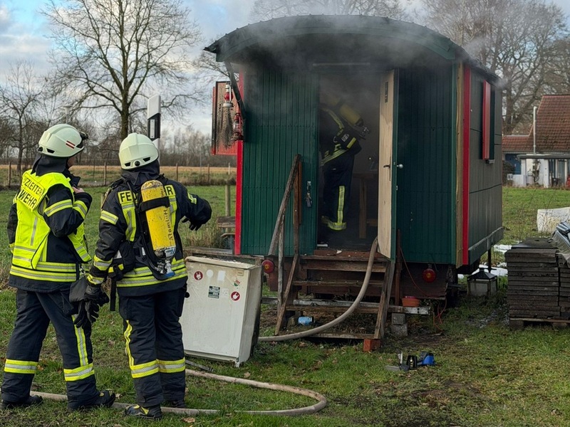 FW-ROW: Bauwagen brennt in Wilstedt - Foto: presseportal.de