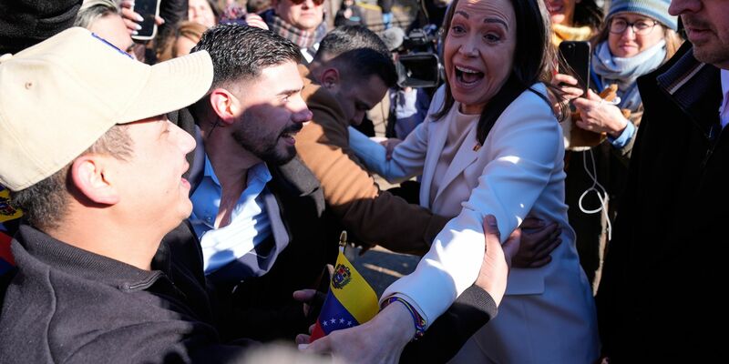 Während Trump Machado trifft, versammeln sich Menschen vor dem Weißen Haus.  - Foto: Pablo Martinez Monsivais/AP/dpa