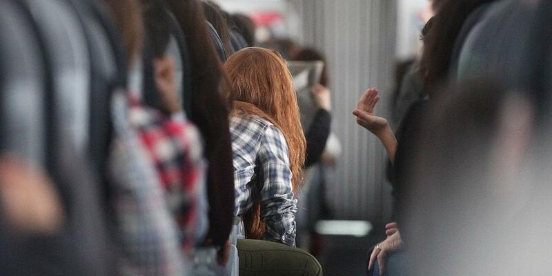 Rothaarige Frau in einem Flugzeug (Archiv) - Foto: via dts Nachrichtenagentur