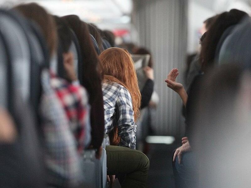 Rothaarige Frau in einem Flugzeug (Archiv) - Foto: via dts Nachrichtenagentur