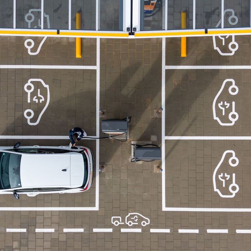 Neue E-Auto-Prämie soll rückwirkend ab dem Jahreswechsel gelten. (Archivbild) - Foto: Sebastian Kahnert/dpa