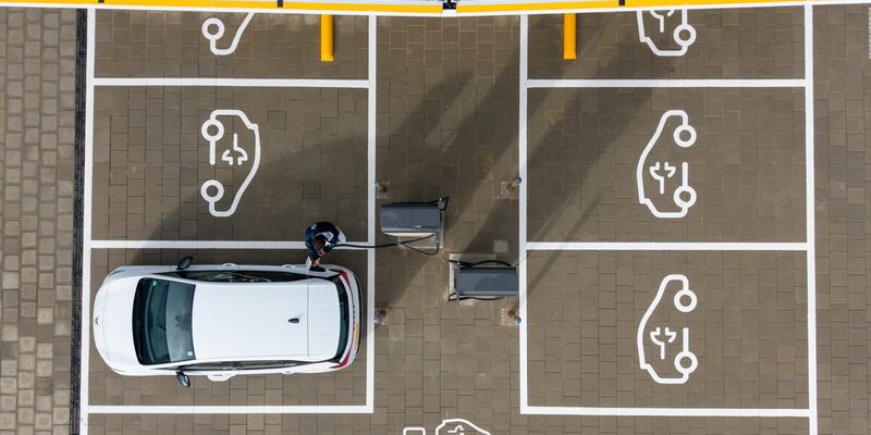 Neue E-Auto-Prämie soll rückwirkend ab dem Jahreswechsel gelten. (Archivbild) - Foto: Sebastian Kahnert/dpa