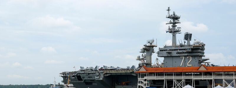 Mehrere US-Medien berichten, dass der Flugzeugträger auf dem Weg in den Nahen Osten sei (Archivbild). - Foto: Fazry Ismail/Pool EPA/AP/dpa