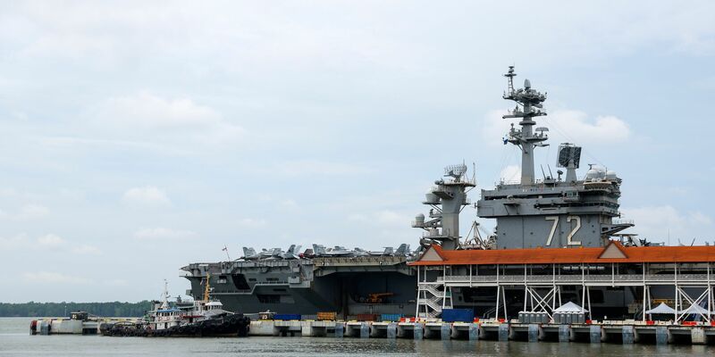 Mehrere US-Medien berichten, dass der Flugzeugträger auf dem Weg in den Nahen Osten sei (Archivbild). - Foto: Fazry Ismail/Pool EPA/AP/dpa
