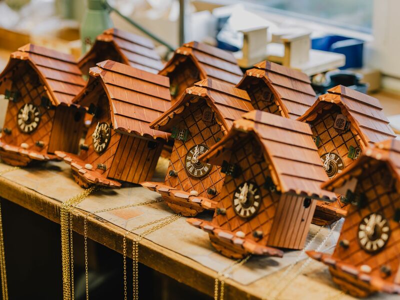 Die Schwarzwälder Kuckucksuhr ist mögliche Kandidatin einer geschützte regionalen Herkunftsbezeichnung. (Archiv) - Foto: Philipp von Ditfurth/dpa