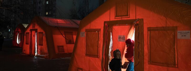 Zelte des ukrainischen Zivilschutzdienstes geben Menschen die Möglichkeit, sich nach russischen Angriffen aufzuwärmen, wenn die Heizungen ausgefallen sind. - Foto: Vladyslav Musiienko/AP/dpa