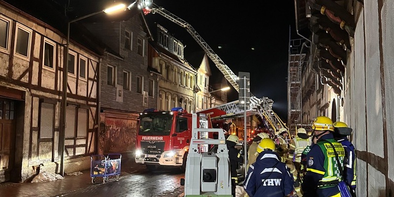 FW Helmstedt: Gebäudebrand mit Menschenrettung - Foto: presseportal.de
