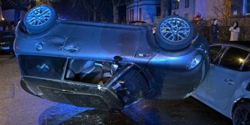 POL-OF: Mini-Cooper überschlug sich: Fahrer verletzt und zwei parkende Autos beschädigt - Foto: presseportal.de