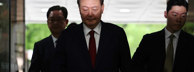 Südkoreas Ex-Präsident Yoon Suk Yeol, der im Dezember 2024 das Kriegsrecht verhängt hatte, wurde nun wegen Behinderung der Justiz verurteilt. (Archivbild) - Foto: Kim Hong-Ji/Pool Reuters/AP/dpa