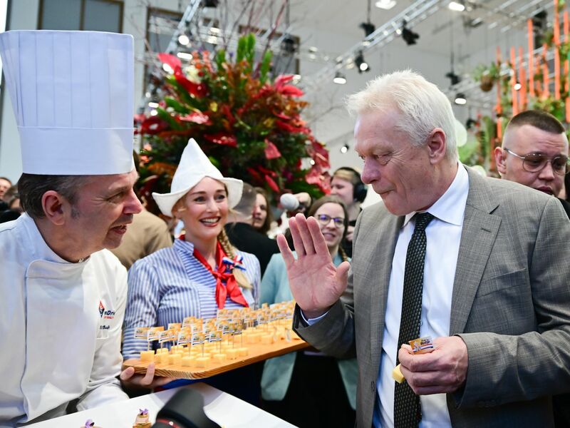 Alphornbläser in der Bayern-Halle waren auch eine Station des Eröffnungsrundgangs.  - Foto: Sebastian Christoph Gollnow/dpa