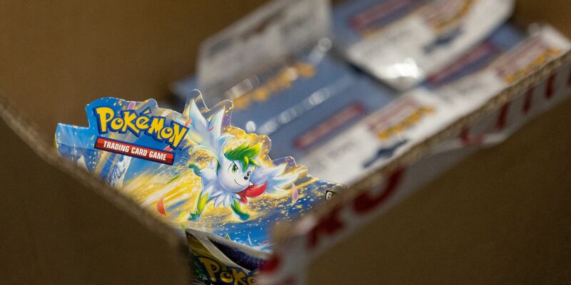 Der Handel mit Pokémon-Sammelkarten hat in den vergangenen Jahren wieder an Bedeutung gewonnen. Seltene Exemplare erzielen teils hohe Preise. (Symbolbild) - Foto: Hannes P. Albert/dpa