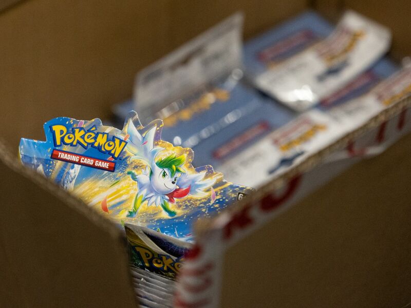 Der Handel mit Pokémon-Sammelkarten hat in den vergangenen Jahren wieder an Bedeutung gewonnen. Seltene Exemplare erzielen teils hohe Preise. (Symbolbild) - Foto: Hannes P. Albert/dpa