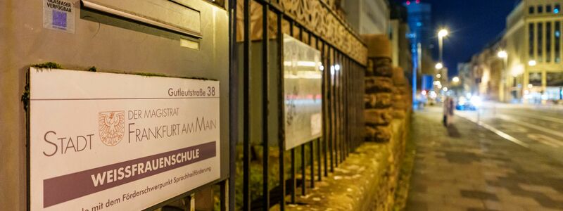 Mehrmals wurde die Schule ergebnislos durchsucht. - Foto: Andreas Arnold/dpa